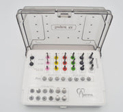Kit de 40 forets en acier inoxydable avec revêtement noir, avec butées intégrées, goupilles de guidage, forets pilotes en lance et outillage supplémentaire, avec porte-instruments en plastique | Instruments réutilisables et autoclavables #OS10100